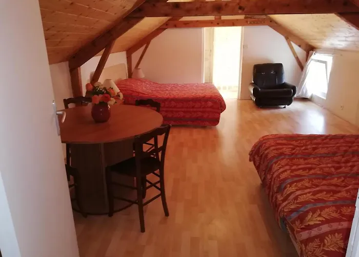 Grand 14 Personnes ,cour ,salle De Jeux, Proche Du Village , Commerces *